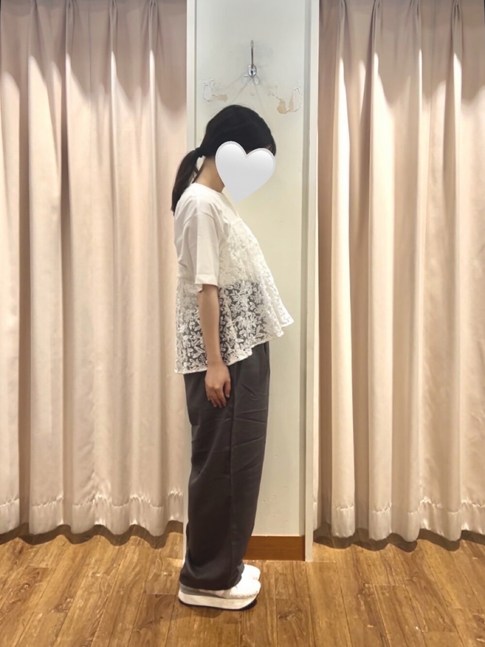 ホワイト系のTシャツ/カットソー、ホワイト系のシャツ/ブラウス、グレー系のその他パンツを着用したレディースの夏コーディネートの2枚目の写真