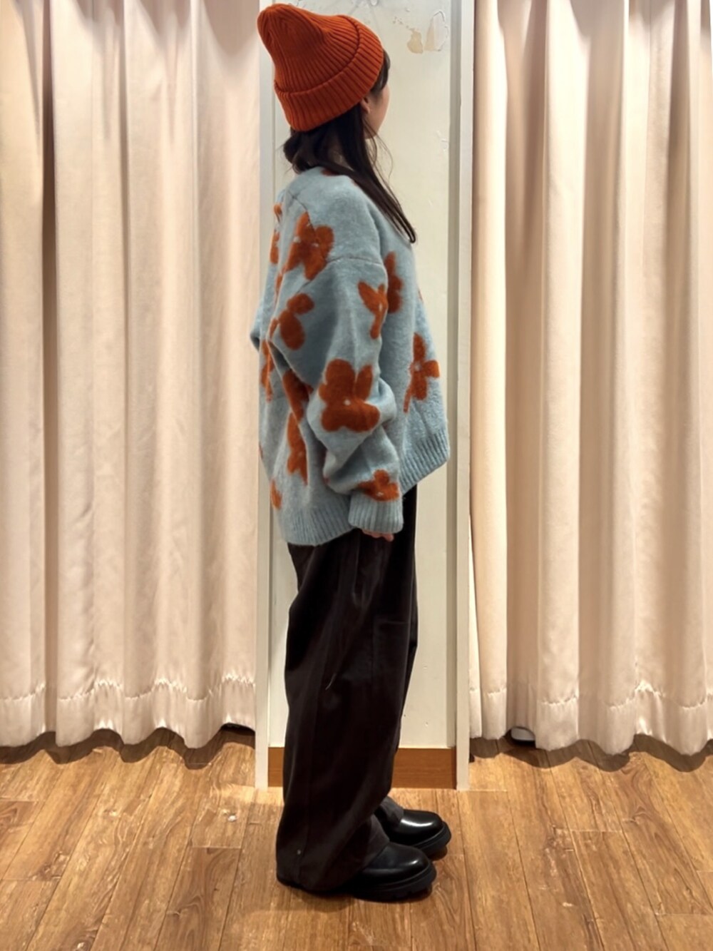 グレー系のその他パンツ、ブルー系のカーディガン/ボレロ、ホワイト系のTシャツ/カットソーを着用したレディースの冬コーディネートの2枚目の写真