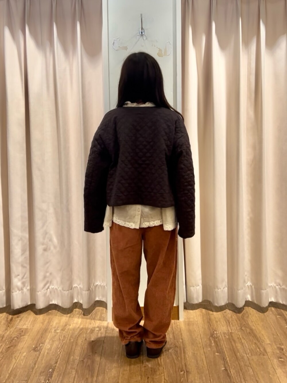 オレンジ系のその他パンツ、ブラウン系のドレスシューズを着用したレディースの秋コーディネートの5枚目の写真