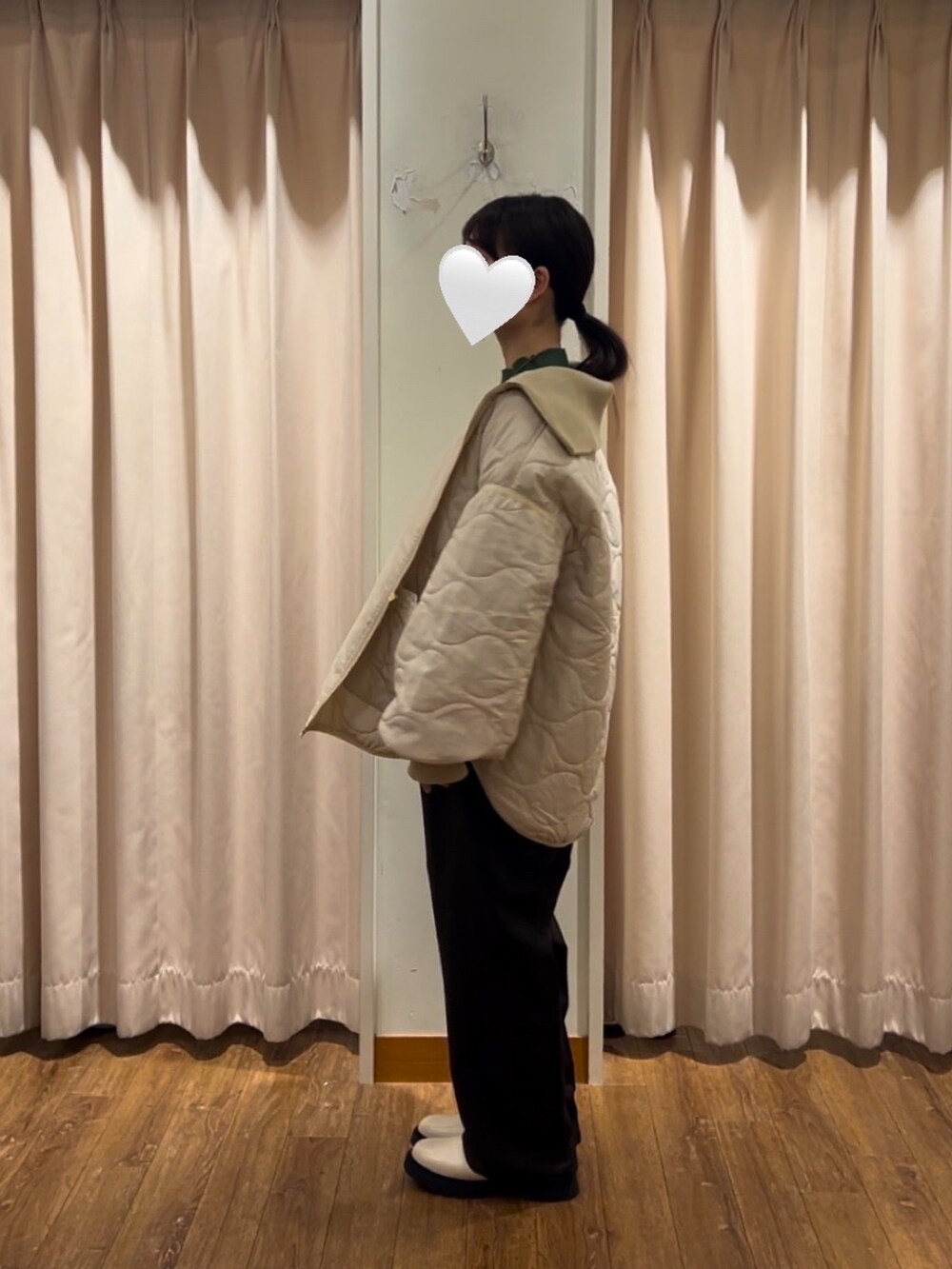 グリーン系のニット/セーター、ホワイト系のノーカラージャケット、ブラウン系のその他パンツを着用したレディースの秋コーディネートの2枚目の写真