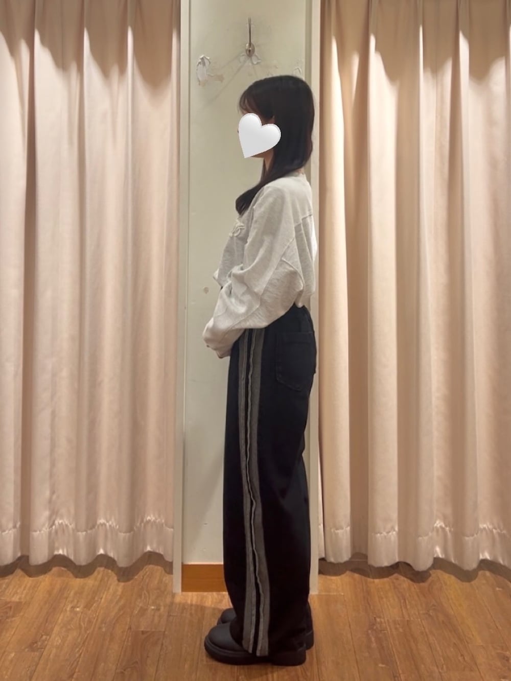 ブラック系のその他パンツ、ブラック系のブーツ、グレー系のTシャツ/カットソーを着用したレディースの冬コーディネートの2枚目の写真