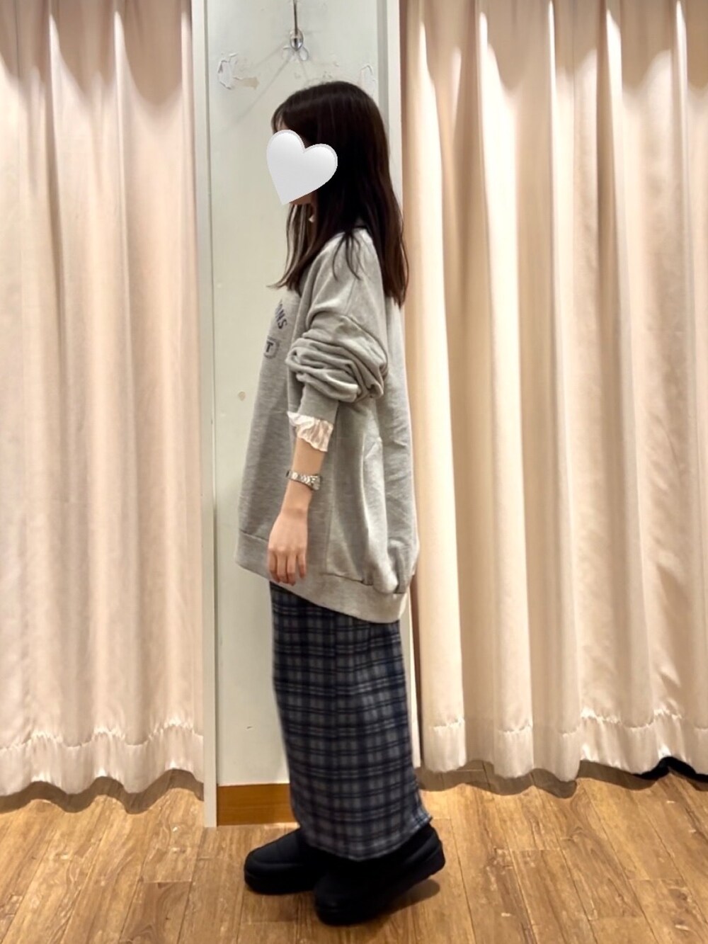 グレー系のTシャツ/カットソー、ホワイト系のTシャツ/カットソー、グレー系のスカートを着用したレディースの秋コーディネートの2枚目の写真