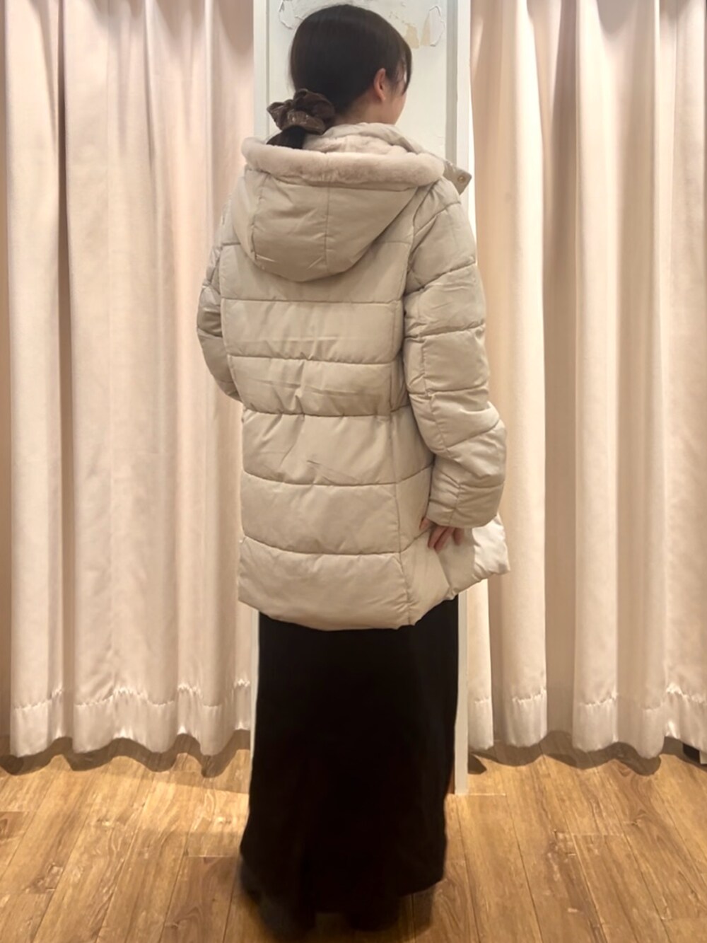 ベージュ系のニット/セーター、ブラック系のブーツ、ベージュ系のその他アウターを着用したレディースの秋コーディネートの3枚目の写真