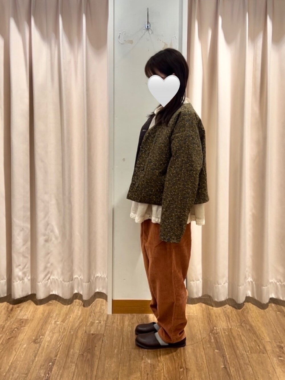 オレンジ系のその他パンツ、ブラウン系のドレスシューズを着用したレディースの秋コーディネートの2枚目の写真