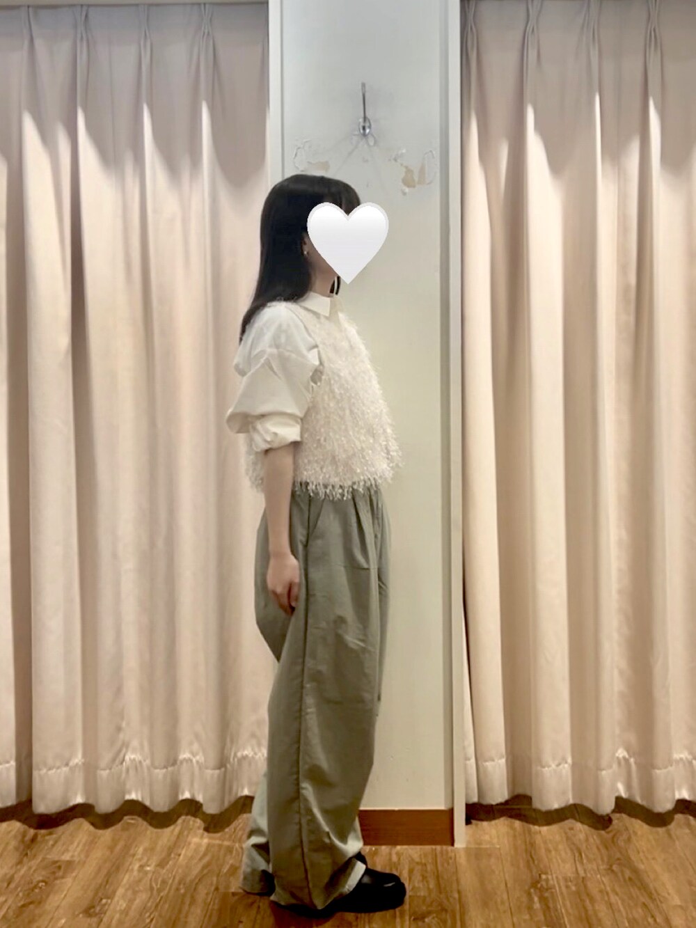 グリーン系のその他パンツ、ブラック系のドレスシューズ、ホワイト系のTシャツ/カットソーを着用したレディースの夏コーディネートの2枚目の写真
