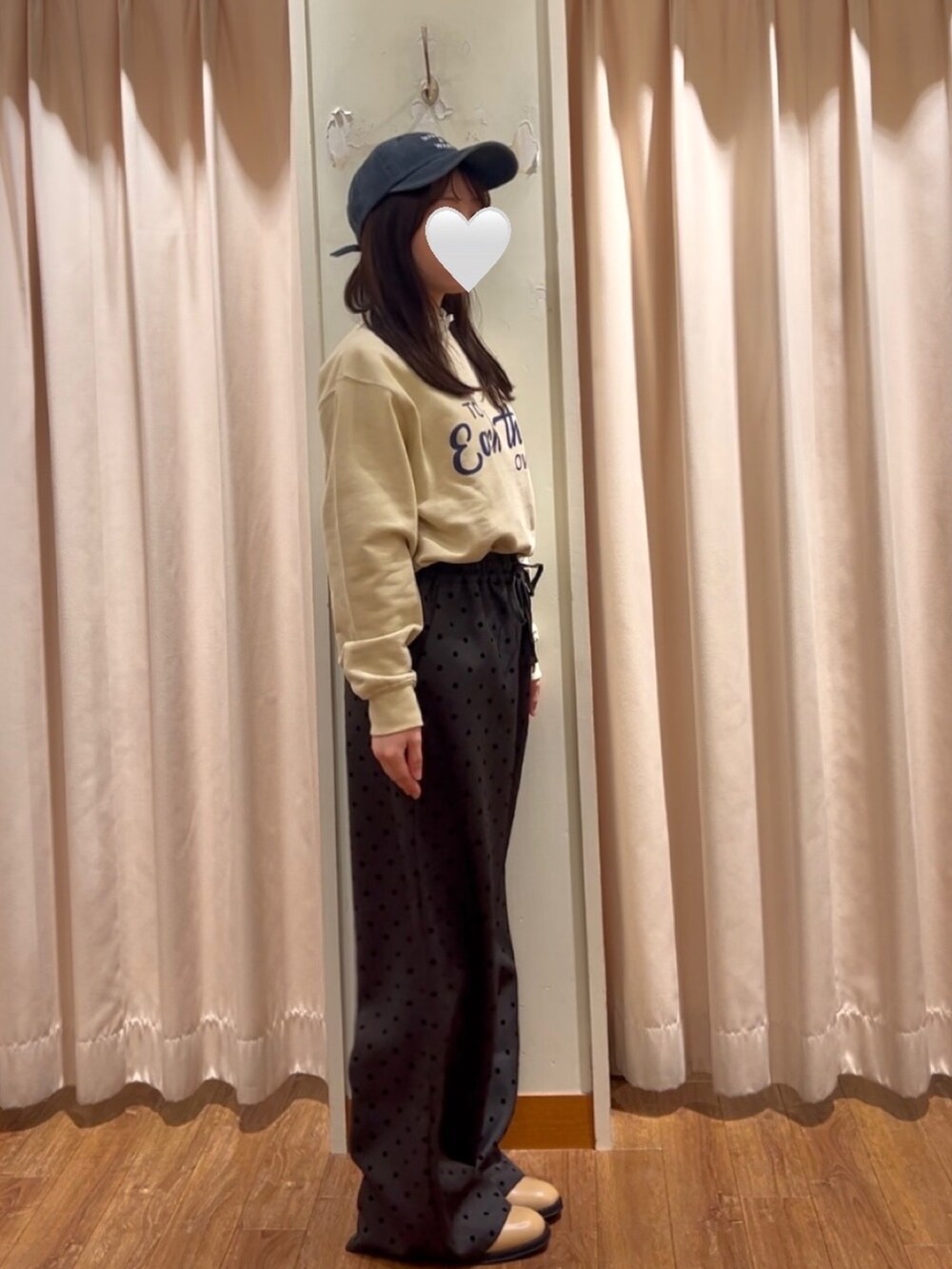 グレー系のその他パンツ、ベージュ系のブーツ、イエロー系のTシャツ/カットソーを着用したレディースの冬コーディネートの2枚目の写真