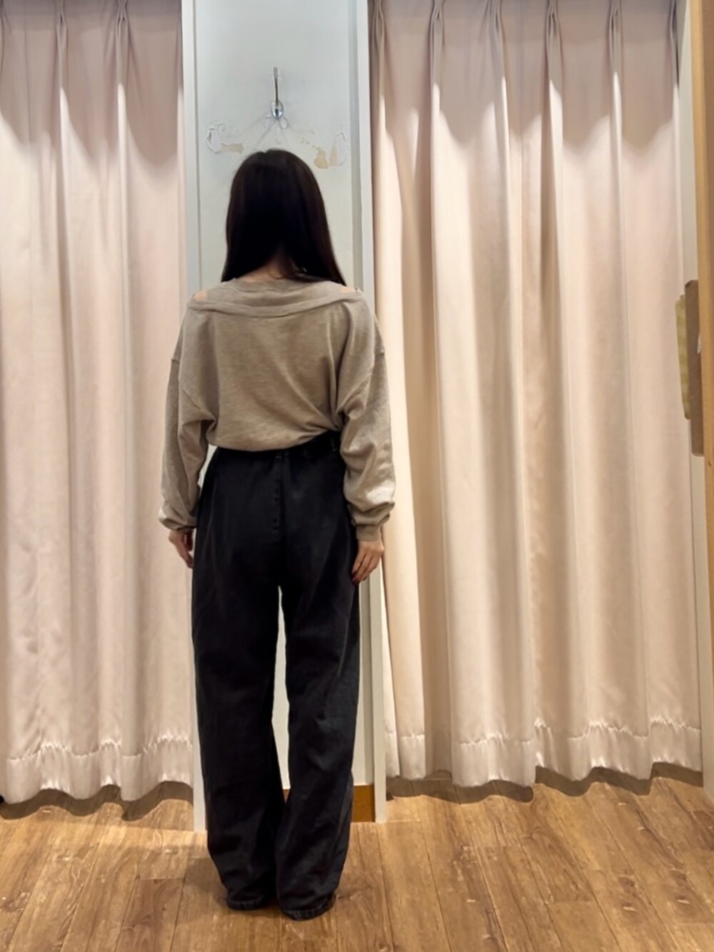 ベージュ系のニット/セーター、グレー系のその他パンツ、ブラック系のドレスシューズを着用したレディースの秋コーディネートの3枚目の写真