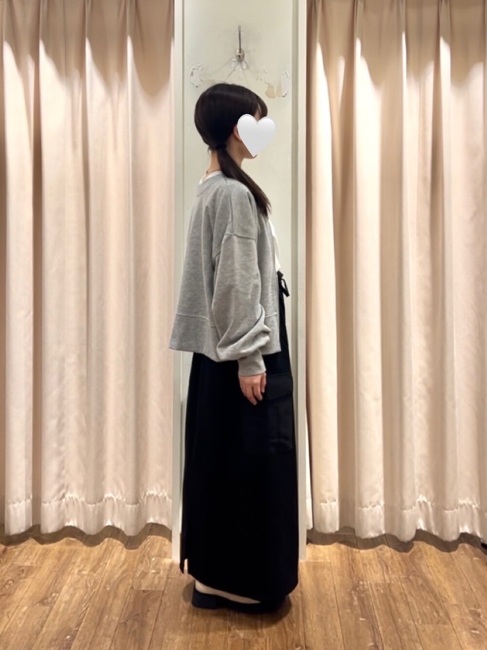 ホワイト系のTシャツ/カットソー、グレー系のTシャツ/カットソー、ブラック系のスカートを着用したレディースの秋コーディネートの2枚目の写真