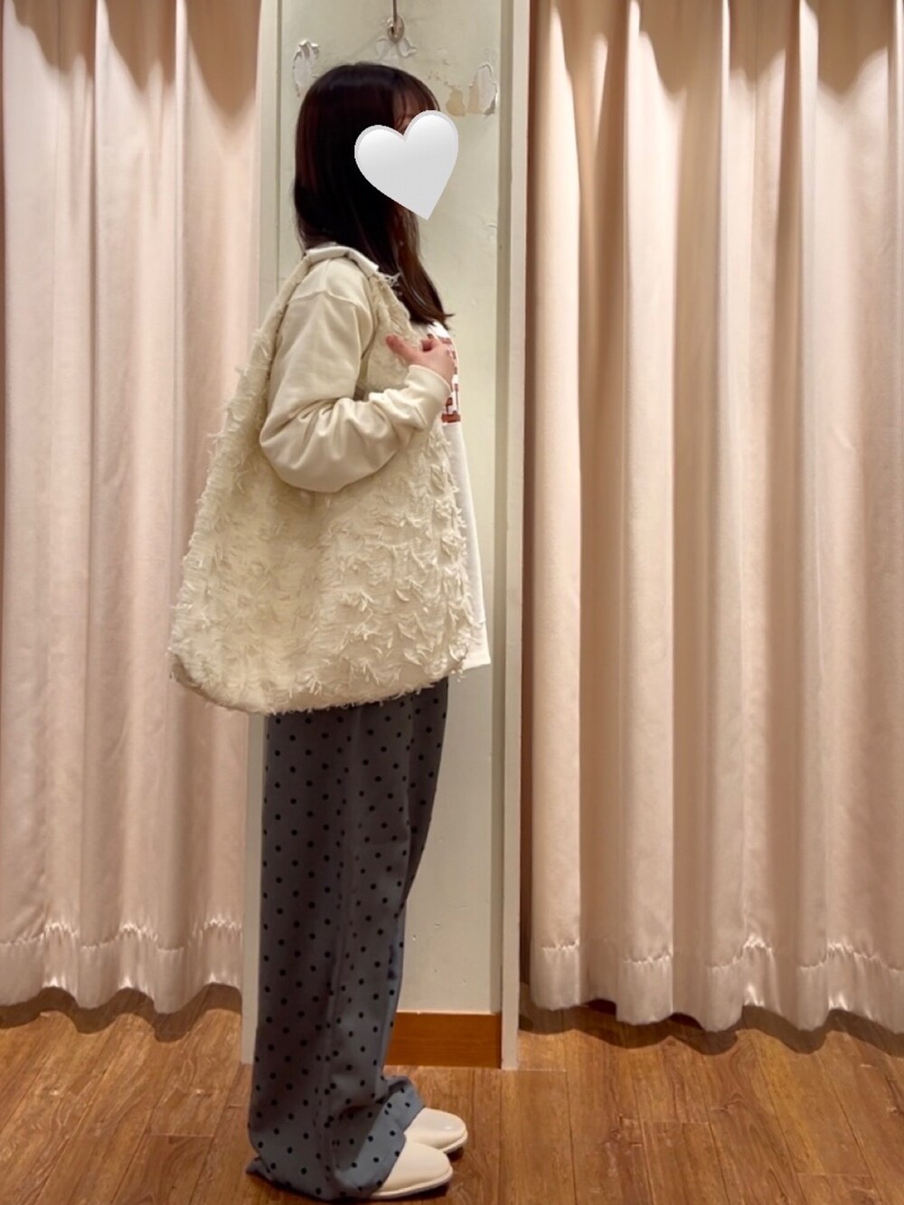 ホワイト系のTシャツ/カットソー、グレー系のその他パンツ、ベージュ系のドレスシューズを着用したレディースの冬コーディネートの2枚目の写真