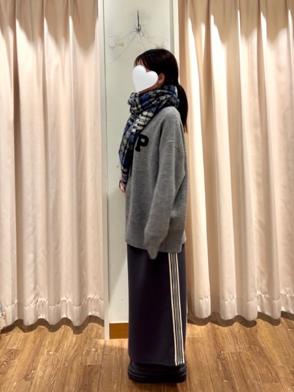 グレー系のドレスシューズ、グレー系のスカート、グレー系のニット/セーターを着用したレディースの秋コーディネートの2枚目の写真