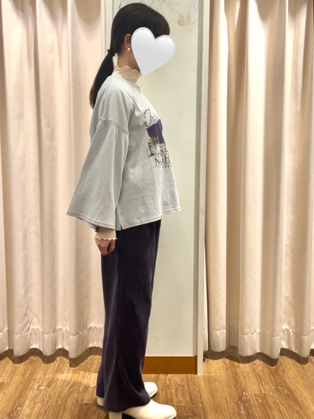 グレー系のTシャツ/カットソー、パープル系のその他パンツ、ベージュ系のドレスシューズを着用したレディースの秋コーディネートの2枚目の写真
