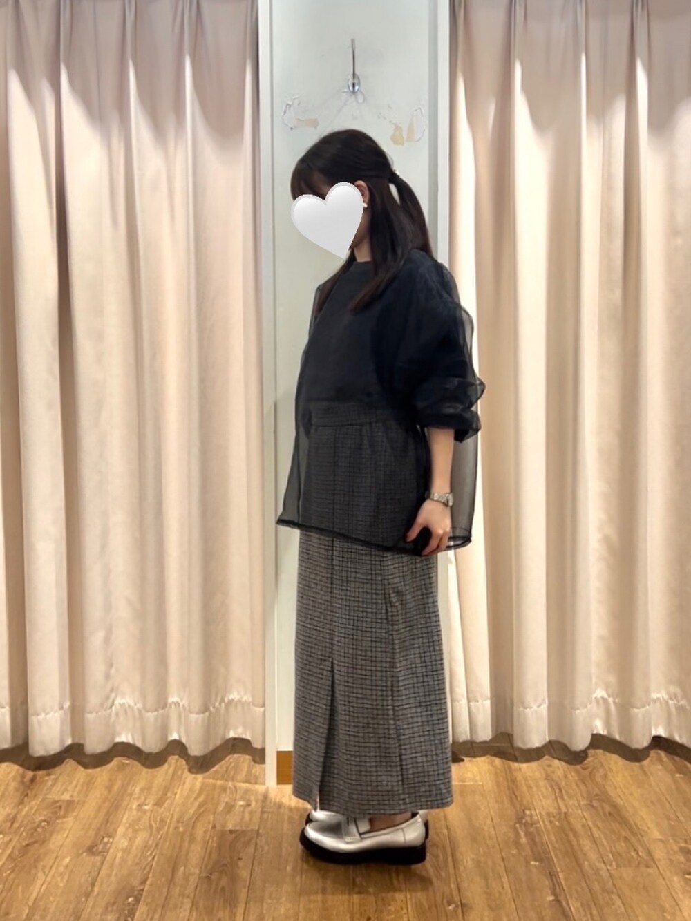 シルバー系のドレスシューズ、ブラック系のスカート、ブルー系のTシャツ/カットソーを着用したレディースの秋コーディネートの2枚目の写真