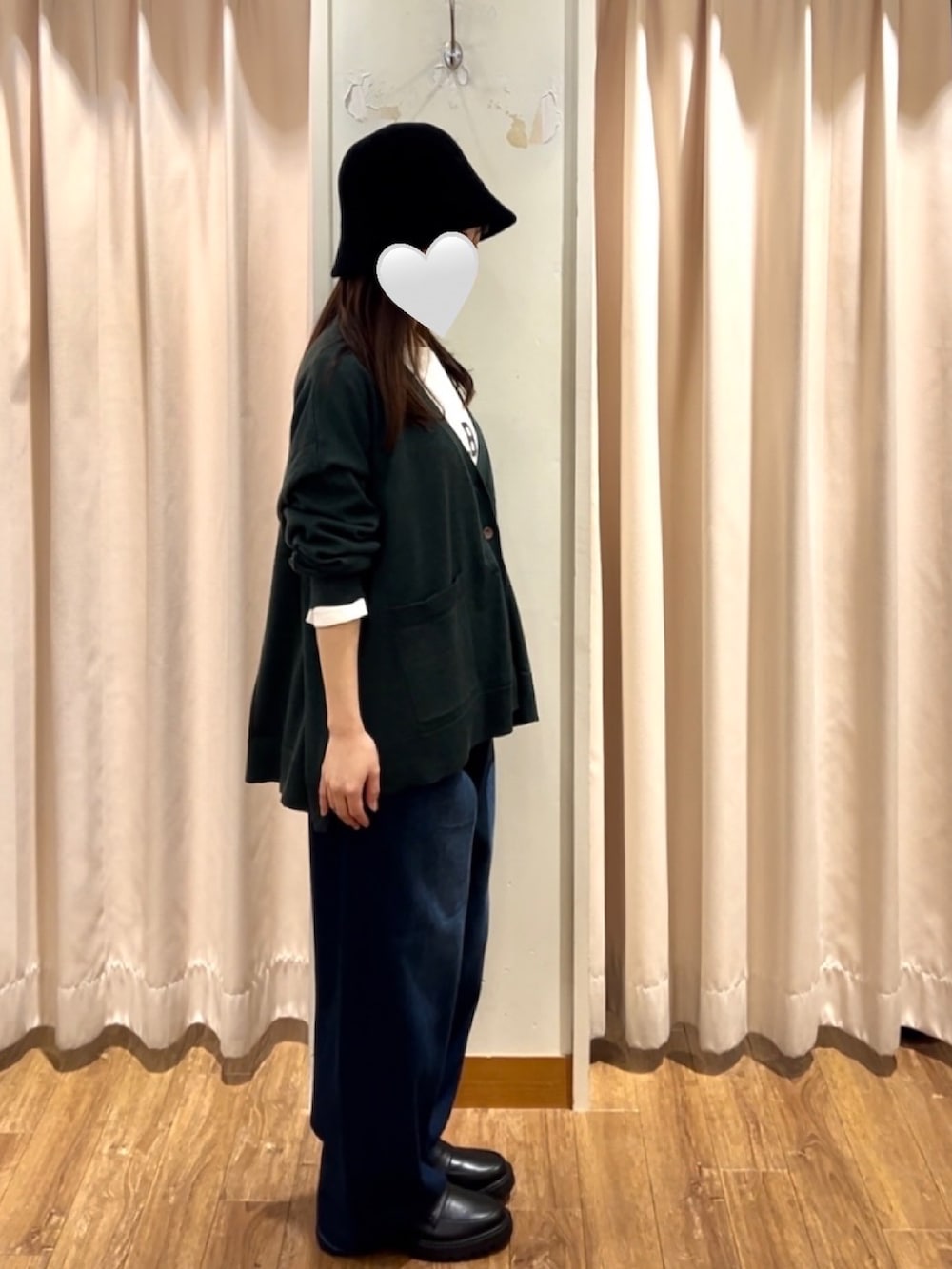 ブルー系のその他パンツ、グリーン系のカーディガン/ボレロ、ホワイト系のTシャツ/カットソーを着用したレディースの秋コーディネートの2枚目の写真