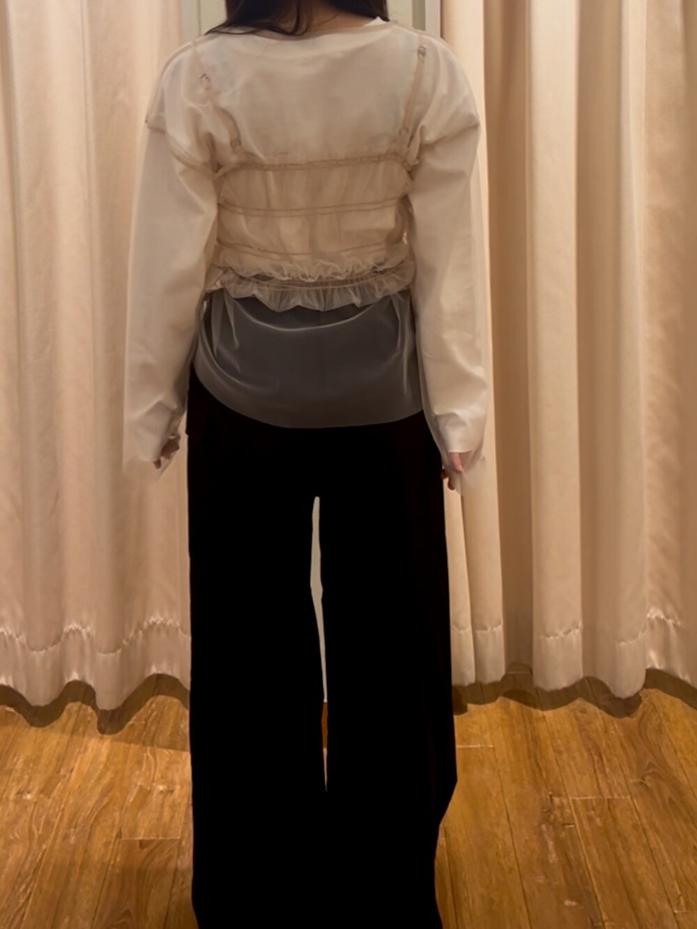 ブラック系のカーゴパンツ、ベージュ系のトップス、ホワイト系のTシャツ/カットソーを着用したレディースの春コーディネートの2枚目の写真