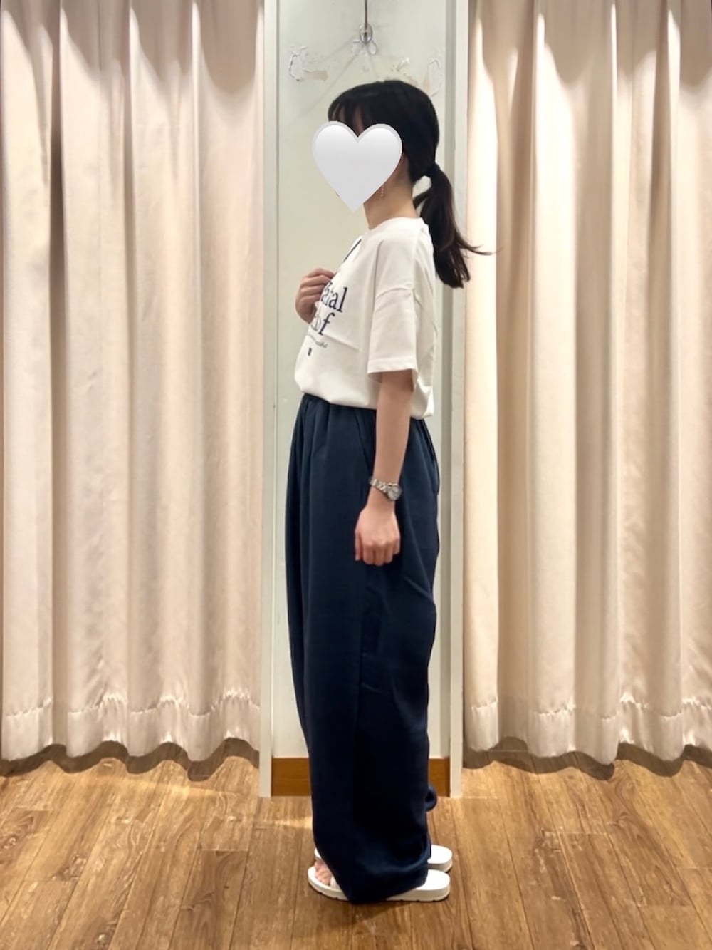ホワイト系のTシャツ/カットソー、ブルー系のその他パンツ、ブルー系のハンドバッグを着用したレディースの夏コーディネートの2枚目の写真