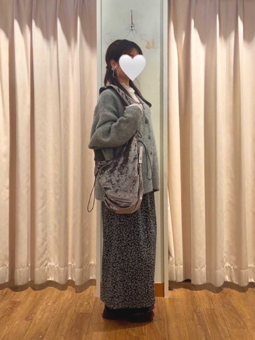 グレー系のカーディガン/ボレロ、ホワイト系のTシャツ/カットソー、ブラック系のスカートを着用したレディースの冬コーディネートの2枚目の写真