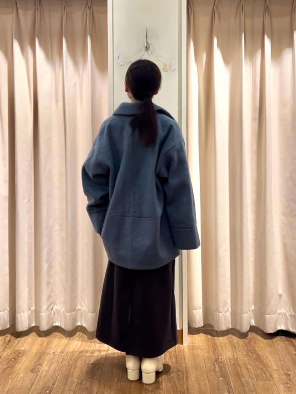 グレー系のTシャツ/カットソー、ブルー系のノーカラージャケット、グレー系のスカートを着用したレディースの秋コーディネートの3枚目の写真