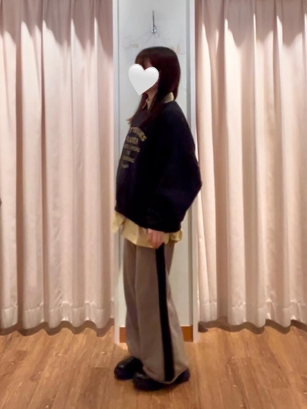 グレー系のTシャツ/カットソー、ブラウン系のその他パンツを着用したレディースの冬コーディネートの2枚目の写真