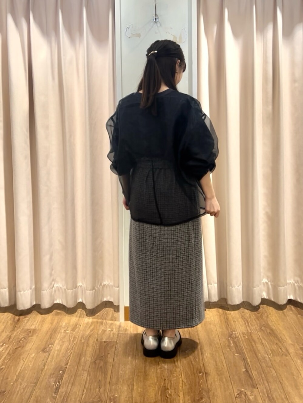 シルバー系のドレスシューズ、ブラック系のスカート、ブルー系のTシャツ/カットソーを着用したレディースの秋コーディネートの3枚目の写真