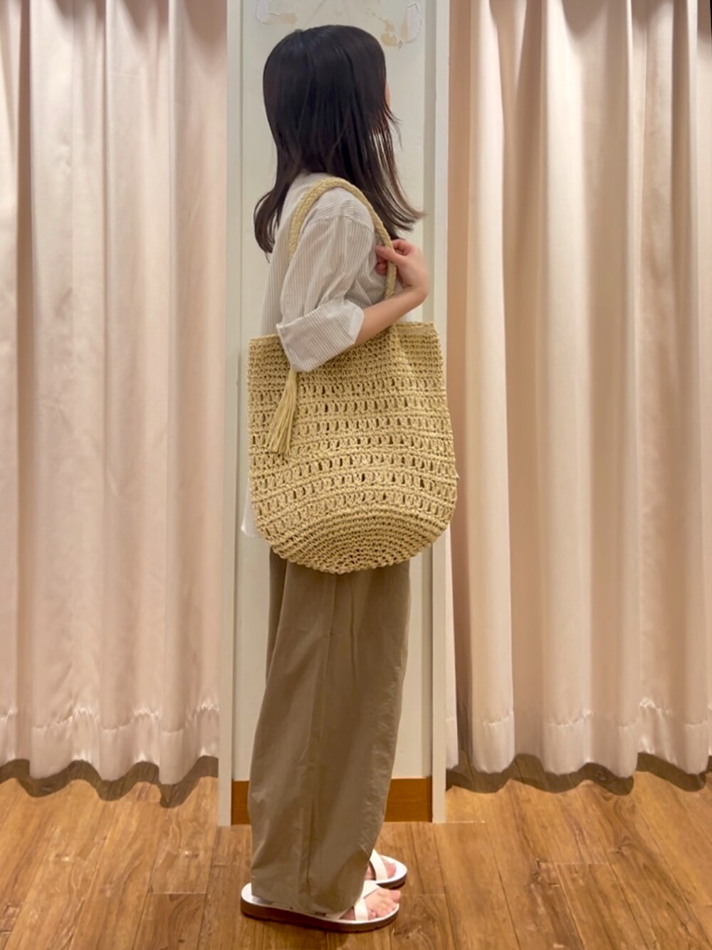 ブラウン系のその他パンツ、グレー系のシャツ/ブラウス、ベージュ系のハンドバッグを着用したレディースの夏コーディネートの2枚目の写真