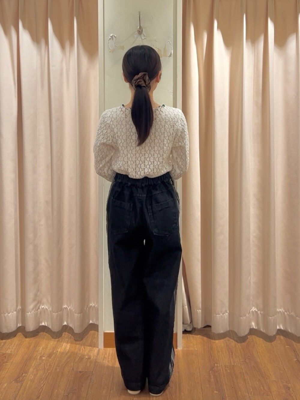 ブラック系のその他パンツ、ベージュ系のドレスシューズ、ベージュ系のTシャツ/カットソーを着用したレディースの冬コーディネートの3枚目の写真