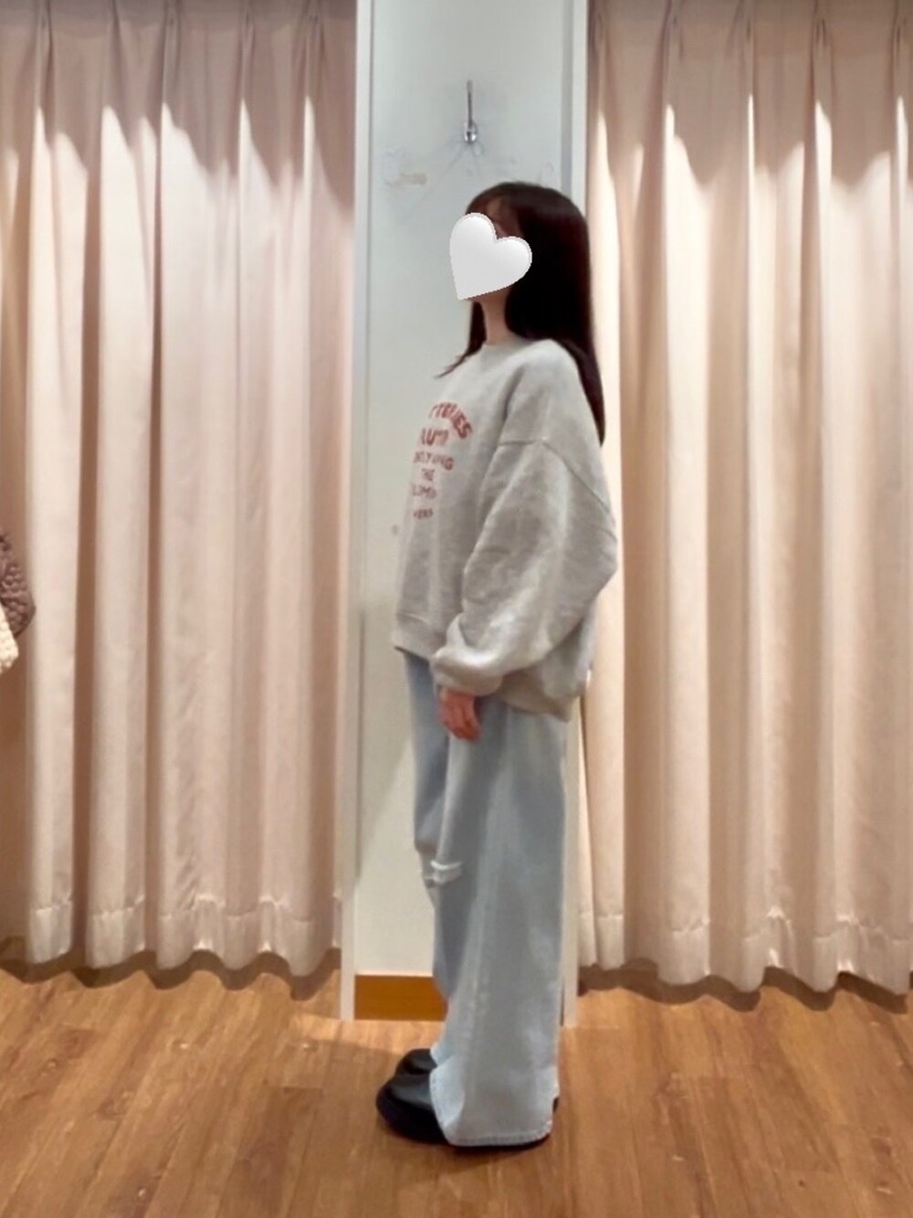 グレー系のTシャツ/カットソー、ブルー系のその他パンツを着用したレディースの冬コーディネートの2枚目の写真