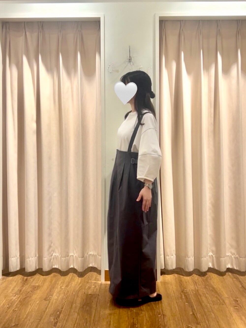 ホワイト系のTシャツ/カットソー、グレー系のスカート、ブラック系のドレスシューズを着用したレディースの夏コーディネートの2枚目の写真