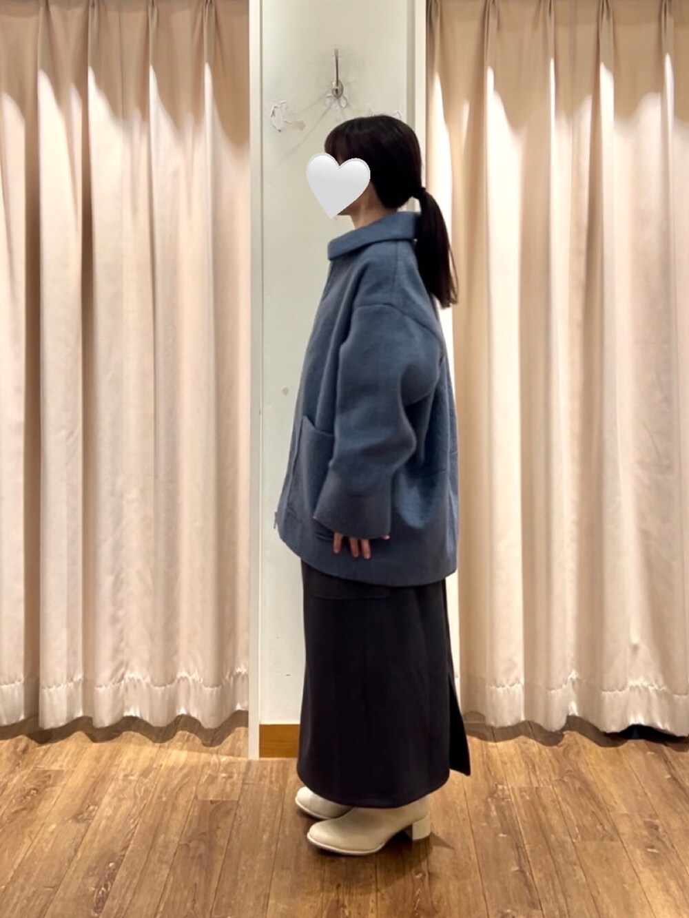 グレー系のTシャツ/カットソー、ブルー系のノーカラージャケット、グレー系のスカートを着用したレディースの秋コーディネートの2枚目の写真