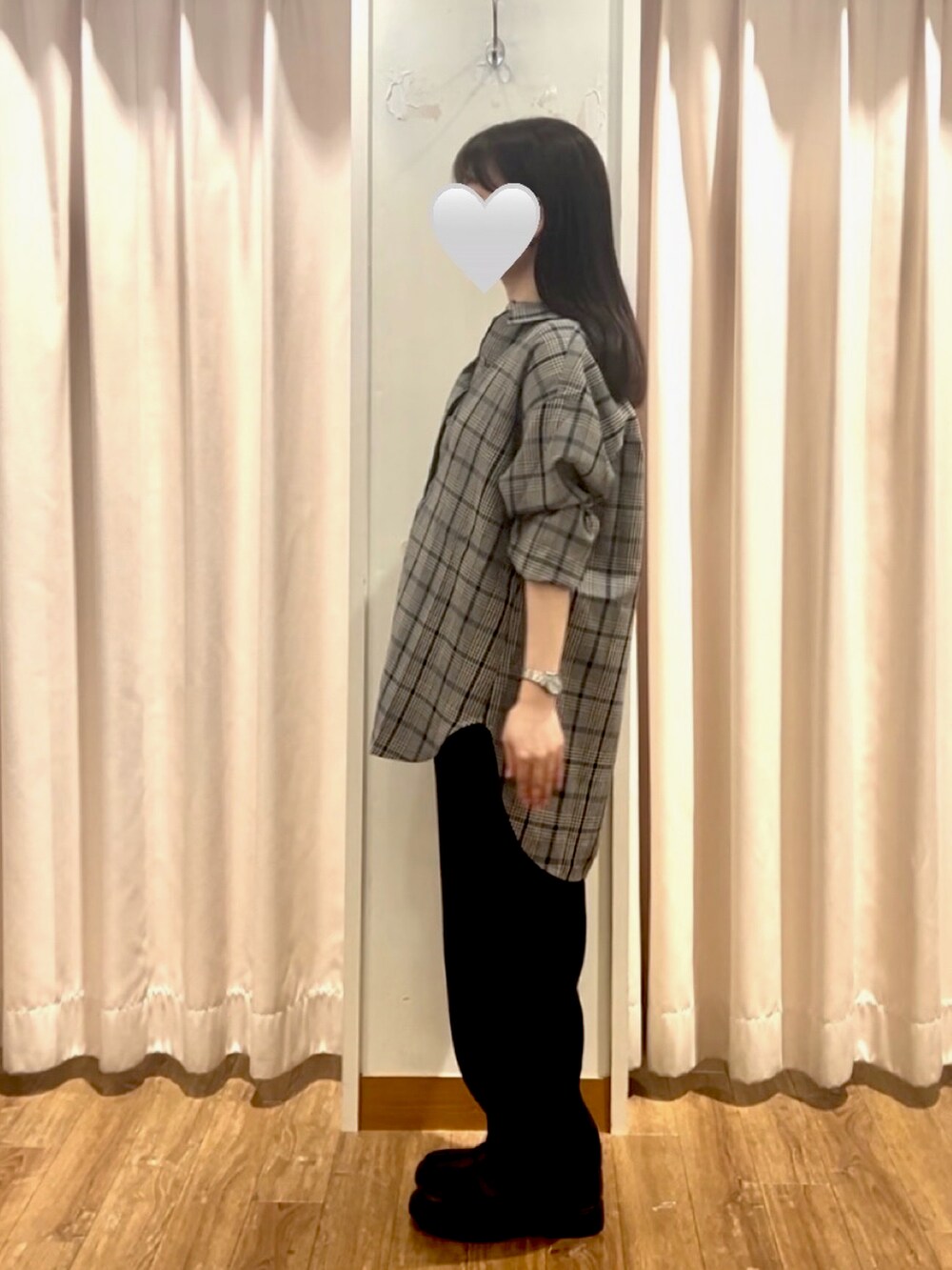 グレー系のシャツ/ブラウス、グレー系のTシャツ/カットソー、ブラック系のその他パンツを着用したレディースの夏コーディネートの2枚目の写真