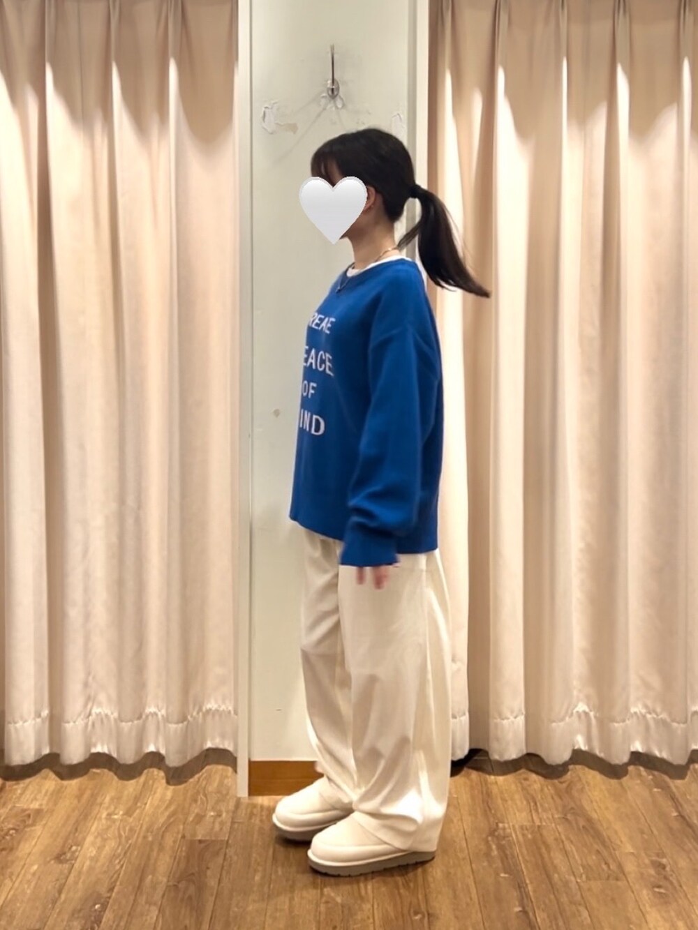 ホワイト系のその他パンツ、ホワイト系のTシャツ/カットソー、ベージュ系のドレスシューズを着用したレディースの秋コーディネートの2枚目の写真