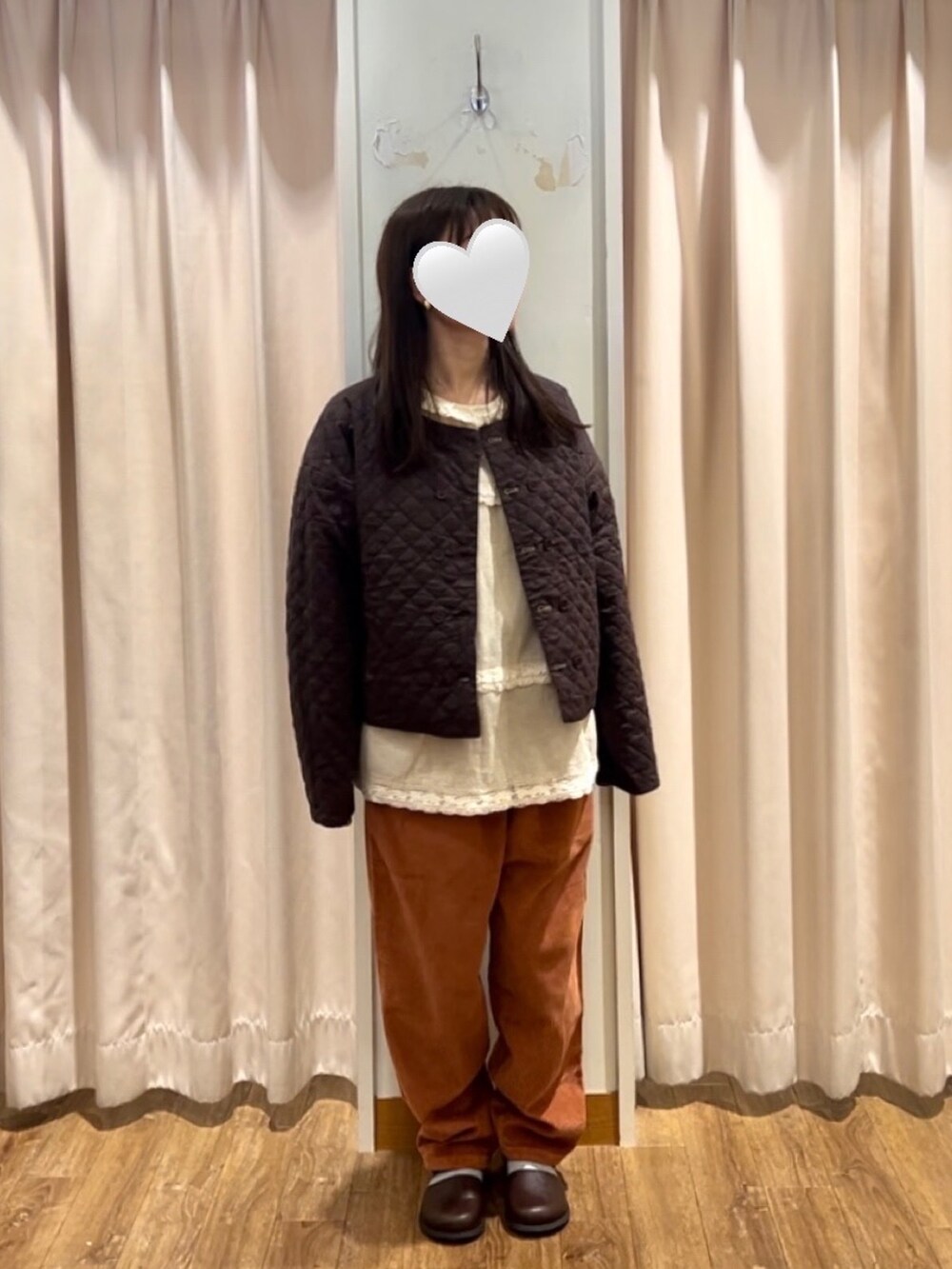 オレンジ系のその他パンツ、ブラウン系のドレスシューズを着用したレディースの秋コーディネートの3枚目の写真