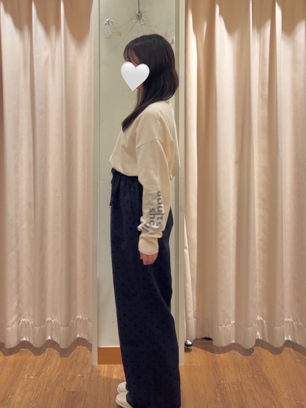 ブルー系のその他パンツ、ベージュ系のドレスシューズ、ホワイト系のニット/セーターを着用したレディースの冬コーディネートの2枚目の写真