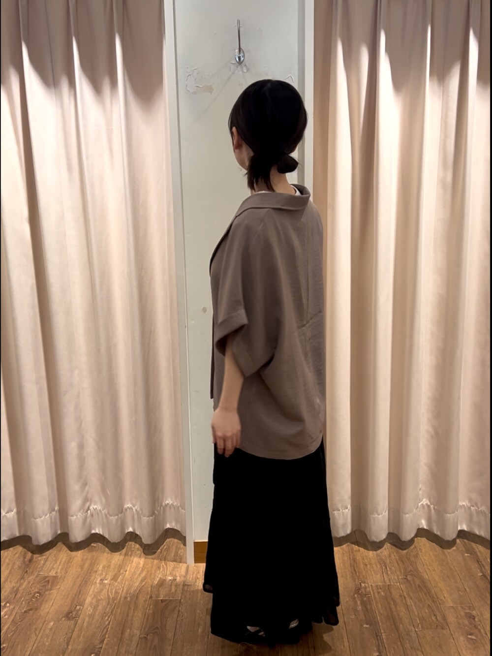 ブラック系のその他パンツ、ブラウン系のジャケット/アウター、ホワイト系のTシャツ/カットソーを着用したレディースの春コーディネートの2枚目の写真