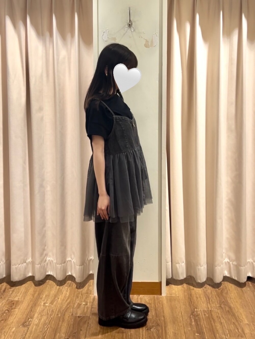 ブラック系のシャツ/ブラウス、ブラック系のTシャツ/カットソー、グレー系のその他パンツを着用したレディースの秋コーディネートの2枚目の写真