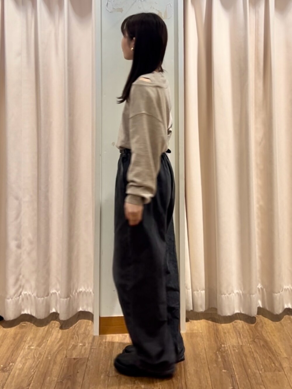 ベージュ系のニット/セーター、グレー系のその他パンツ、ブラック系のドレスシューズを着用したレディースの秋コーディネートの2枚目の写真