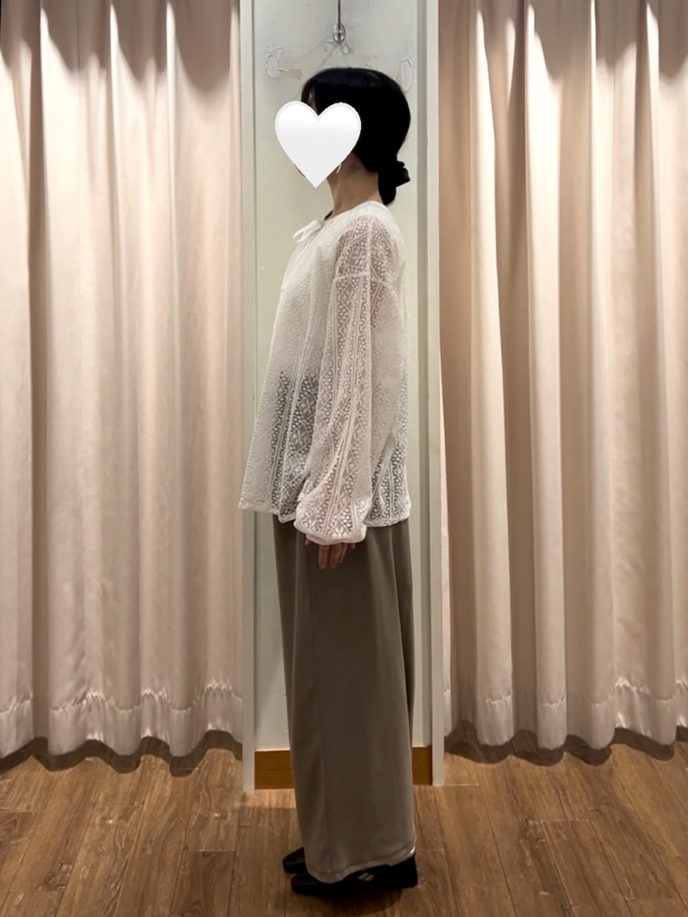 ブラウン系のスカート、ホワイト系のタンクトップ、ホワイト系のシャツ/ブラウスを着用したレディースの春コーディネートの2枚目の写真