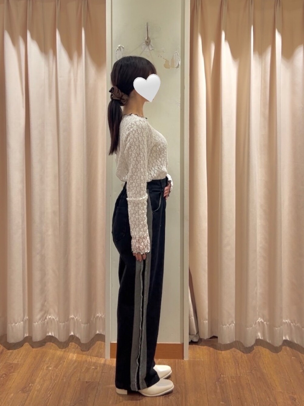 ブラック系のその他パンツ、ベージュ系のドレスシューズ、ベージュ系のTシャツ/カットソーを着用したレディースの冬コーディネートの2枚目の写真