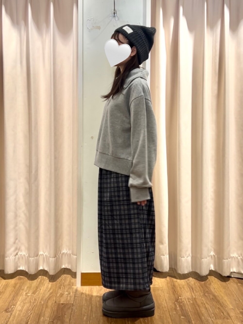 ブルー系のスカート、ホワイト系のTシャツ/カットソー、グレー系のTシャツ/カットソーを着用したレディースの秋コーディネートの2枚目の写真