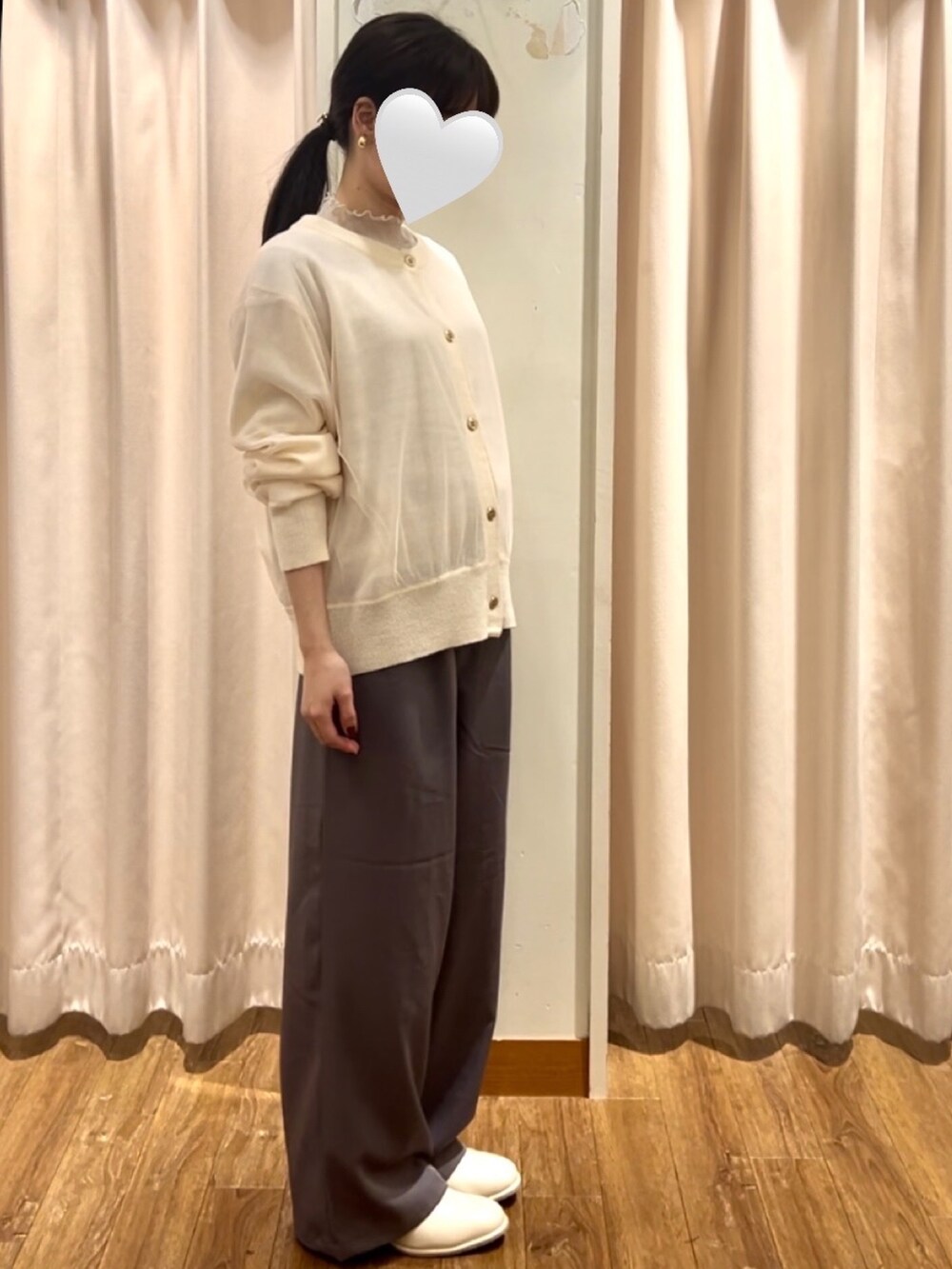 グレー系のその他パンツ、ベージュ系のドレスシューズ、ホワイト系のカーディガン/ボレロを着用したレディースの秋コーディネートの2枚目の写真