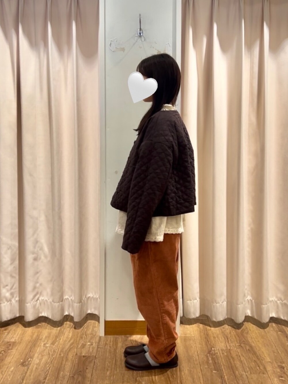 オレンジ系のその他パンツ、ブラウン系のドレスシューズを着用したレディースの秋コーディネートの4枚目の写真