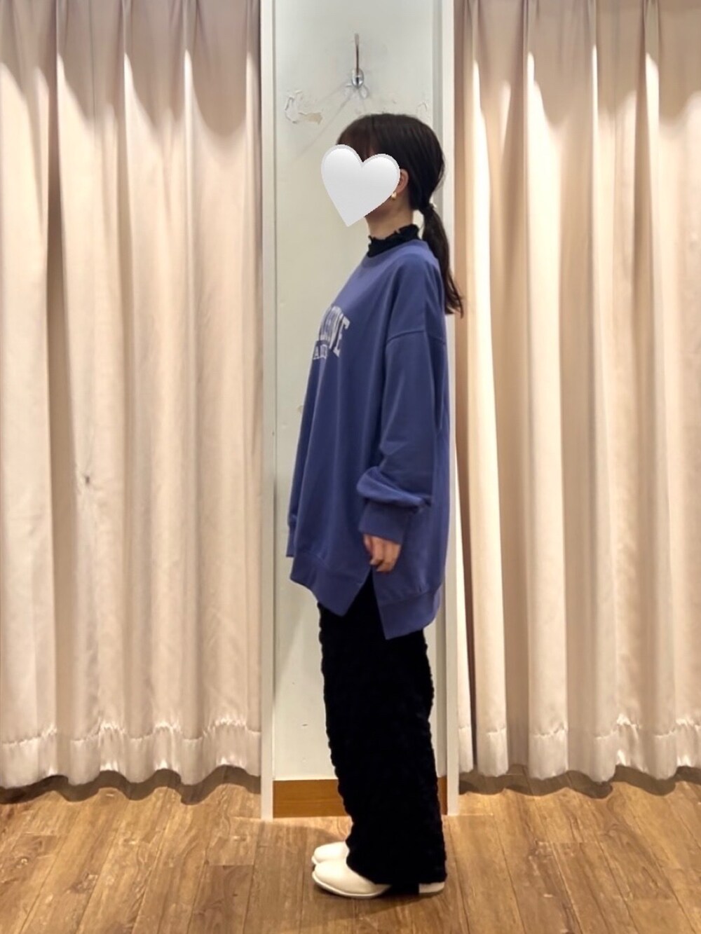 ブラック系のその他パンツ、パープル系のTシャツ/カットソー、ブラック系のニット/セーターを着用したレディースの秋コーディネートの2枚目の写真