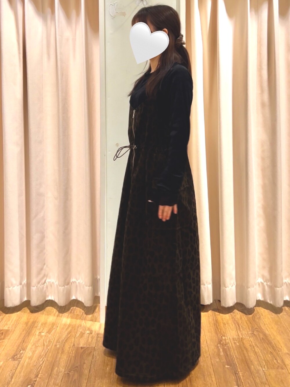 ブラウン系のワンピース、ブラック系のTシャツ/カットソーを着用したレディースの秋コーディネートの2枚目の写真