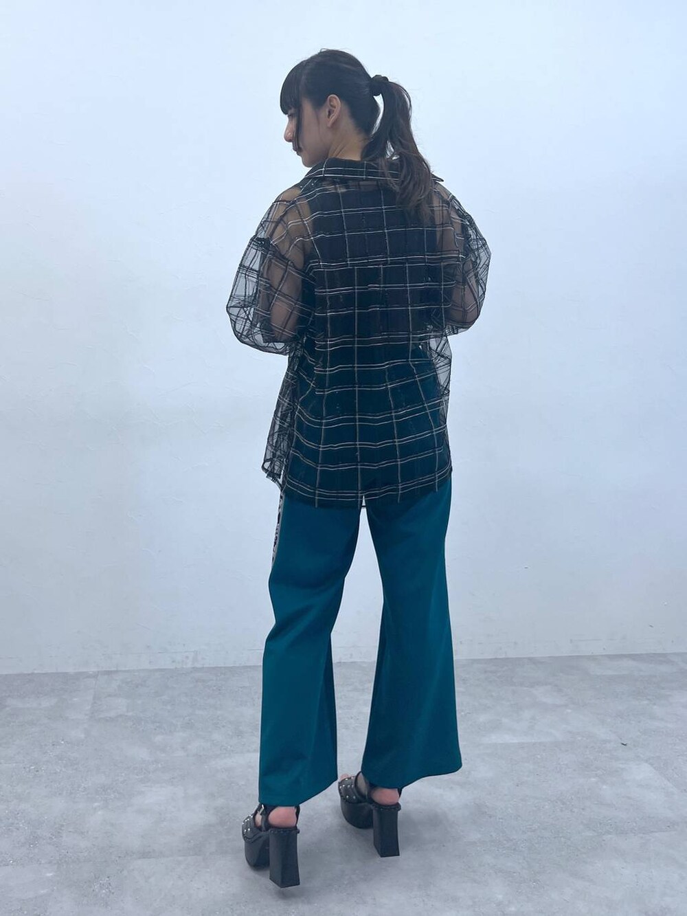 ブラック系のサンダル、グレー系のタンクトップ、ブラック系のシャツ/ブラウスを着用したレディースの夏コーディネートの2枚目の写真