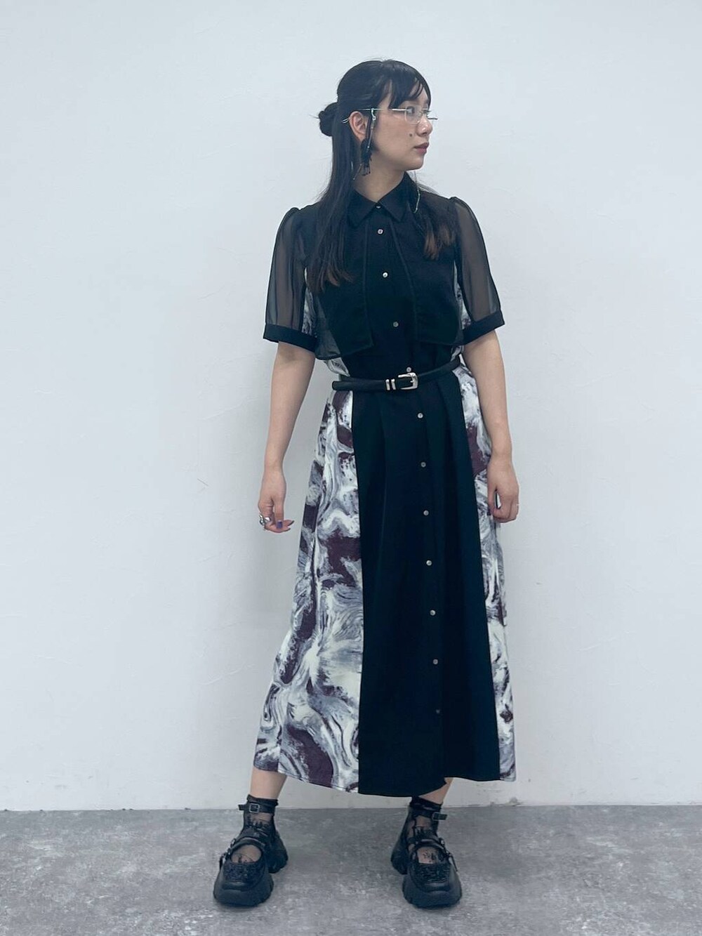 レッド系のワンピース、ブラック系のスニーカー、シルバー系のメガネを着用したレディースの夏コーディネートの2枚目の写真