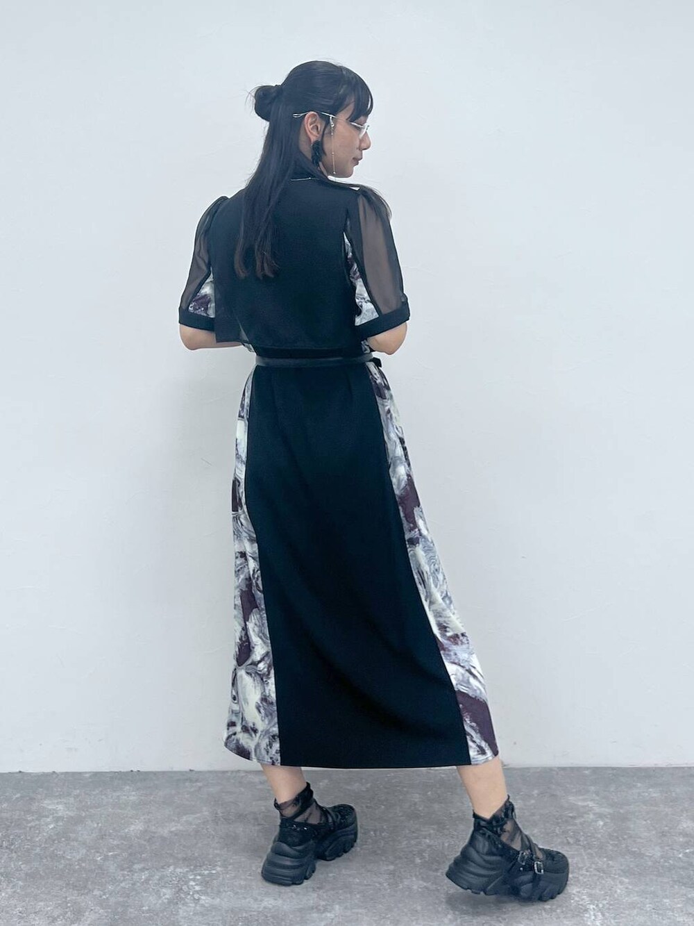 レッド系のワンピース、ブラック系のスニーカー、シルバー系のメガネを着用したレディースの夏コーディネートの3枚目の写真