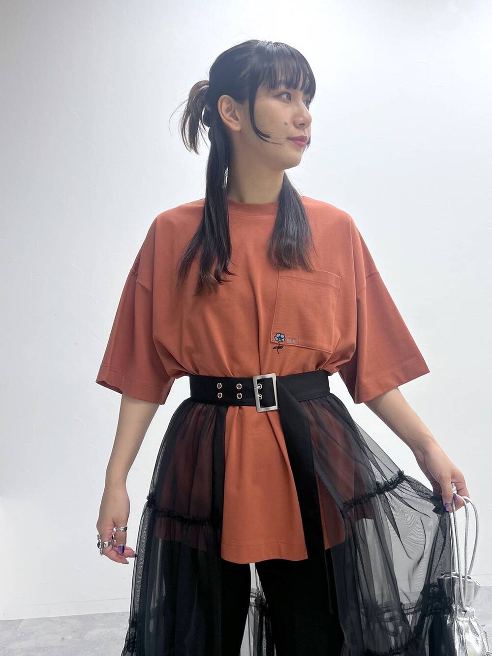 オレンジ系のTシャツ/カットソー、ブラック系のその他パンツ、ブラック系のサンダルを着用したレディースの夏コーディネートの4枚目の写真