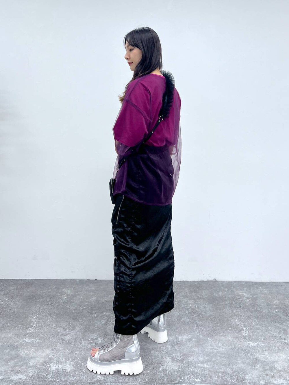 シルバー系のサンダル、ピンク系のTシャツ/カットソー、ブラック系のスカートを着用したレディースの夏コーディネートの2枚目の写真