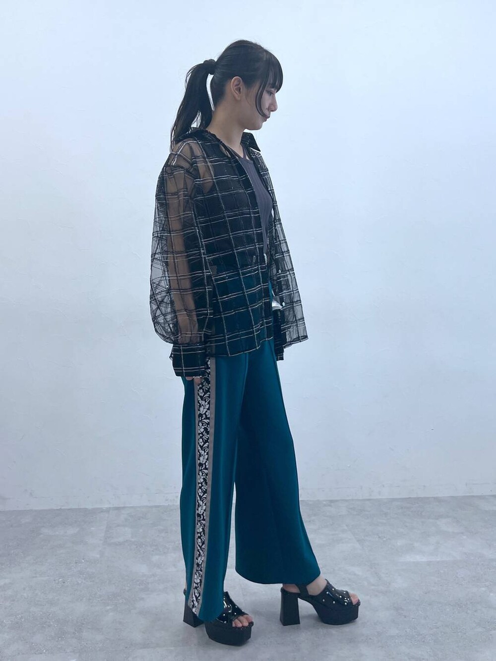 ブラック系のサンダル、グレー系のタンクトップ、ブラック系のシャツ/ブラウスを着用したレディースの夏コーディネートの4枚目の写真