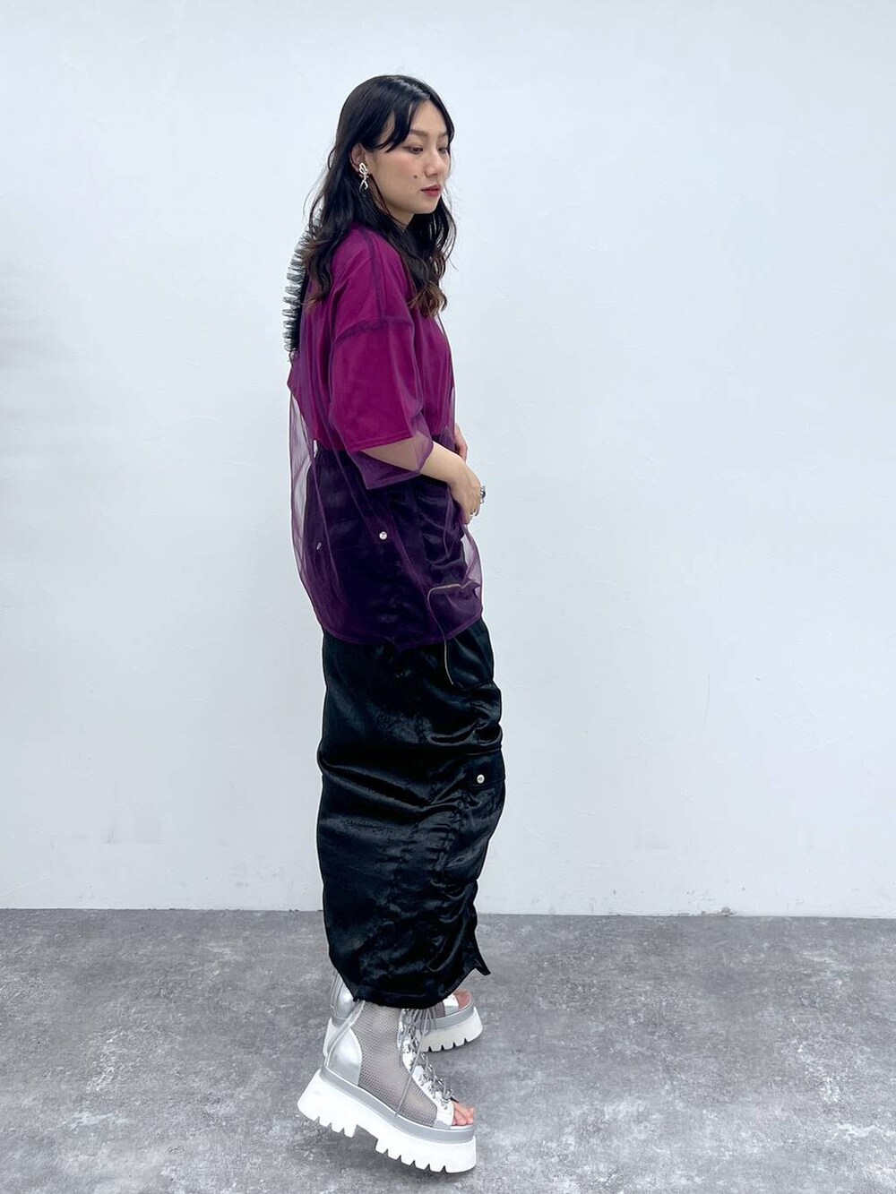 シルバー系のサンダル、ピンク系のTシャツ/カットソー、ブラック系のスカートを着用したレディースの夏コーディネートの3枚目の写真