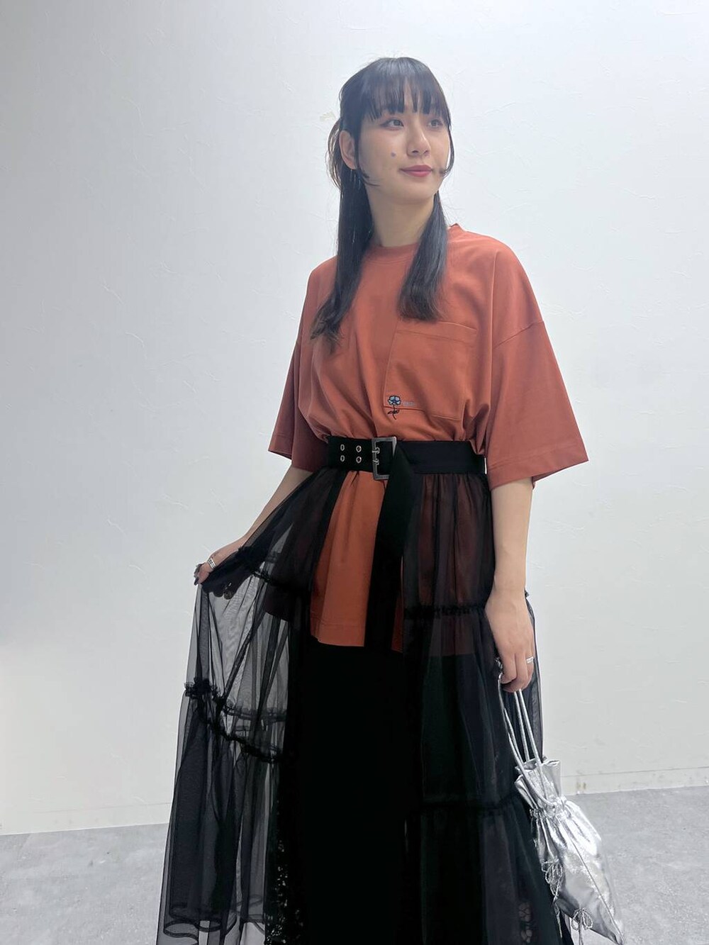 オレンジ系のTシャツ/カットソー、ブラック系のその他パンツ、ブラック系のサンダルを着用したレディースの夏コーディネートの6枚目の写真